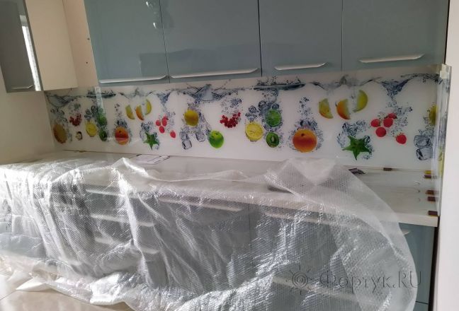 Стеновая панель фото: фрукты в воде, заказ #ИНУТ-5891, Серая кухня.