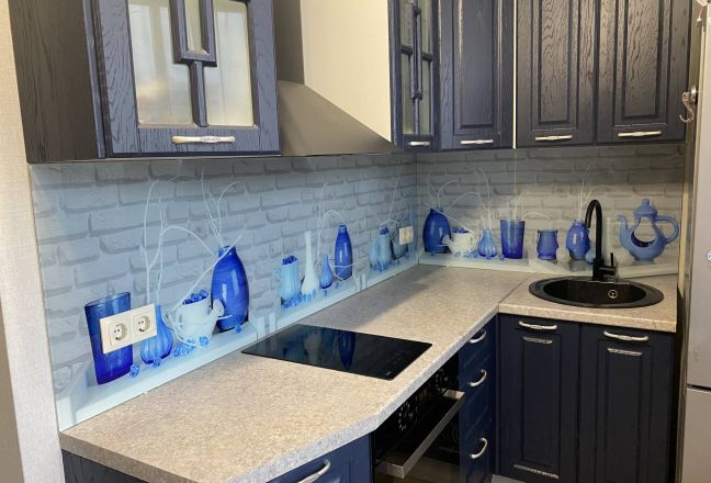 Скинали фото: голубые вазы на фоне кирпичной кладки, заказ #КРУТ-2891, Черная кухня.