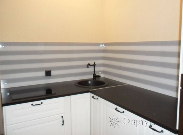 Фартук для кухни фото: горизонтальные серые и белые полосы, заказ #УТ-205, Белая кухня.