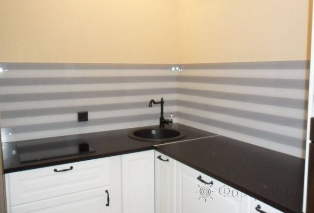 Фартук для кухни фото: горизонтальные серые и белые полосы, заказ #УТ-205, Белая кухня. Изображение 112536