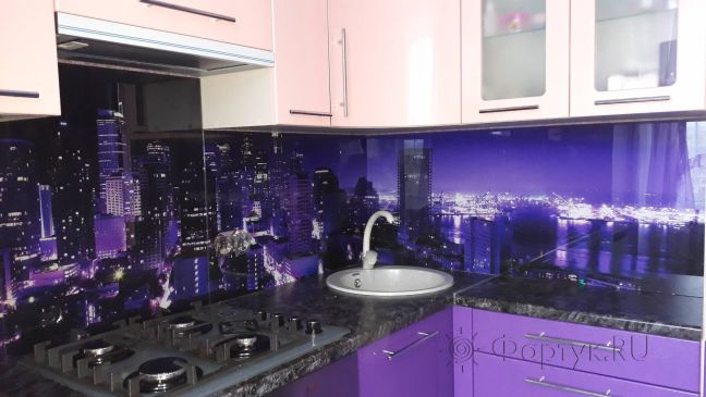 Фартук фото: город в фиолетовых тонах, заказ #ИНУТ-2871, Фиолетовая кухня.