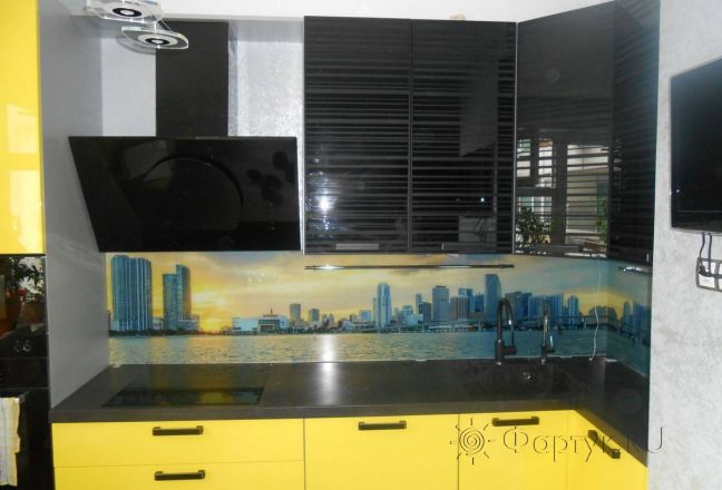 Скинали для кухни фото: город в лучах восходящего солнца., заказ #S-580, Желтая кухня.