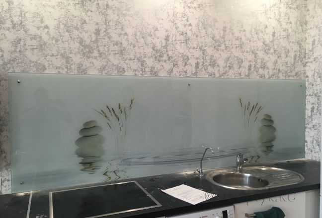 Фартук для кухни фото: камни и осока на воде, заказ #КРУТ-629, Белая кухня. Изображение 212126