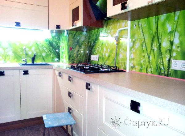 Фартук для кухни фото: капли росы на зеленой траве , заказ #SK-715, Белая кухня.