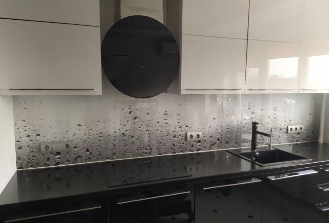 Стеновая панель фото: капли воды на стекле, заказ #ИНУТ-14816, Серая кухня. Изображение 347936