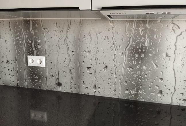 Фартук для кухни фото: капли воды на запотевшем стекле, заказ #ГОУТ-122, Белая кухня. Изображение 334816