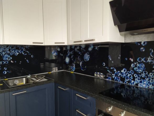 Стеклянная фото панель: хрусталики на черном фоне, заказ #ИНУТ-8878, Синяя кухня.