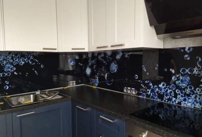 Стеклянная фото панель: хрусталики на черном фоне, заказ #ИНУТ-8878, Синяя кухня. Изображение 206616