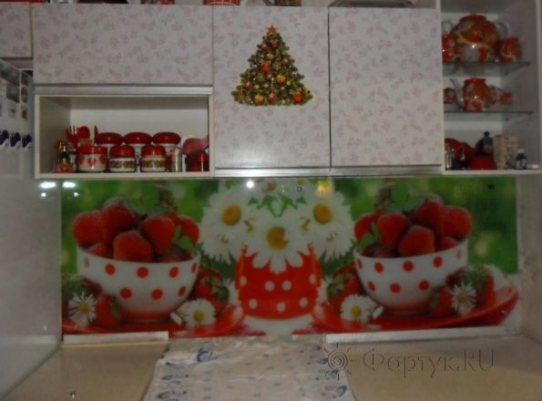 Фартук для кухни фото: клубника и ромашки., заказ #УТ-207, Белая кухня.