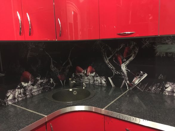 Скинали фото: клубника в брызгах воды со льдом, заказ #КРУТ-377, Красная кухня.