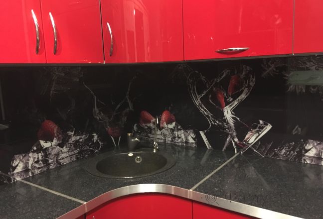 Скинали фото: клубника в брызгах воды со льдом, заказ #КРУТ-377, Красная кухня. Изображение 185606