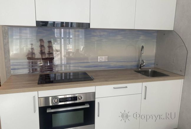 Фартук для кухни фото: корабль в море, заказ #КРУТ-3815, Белая кухня.