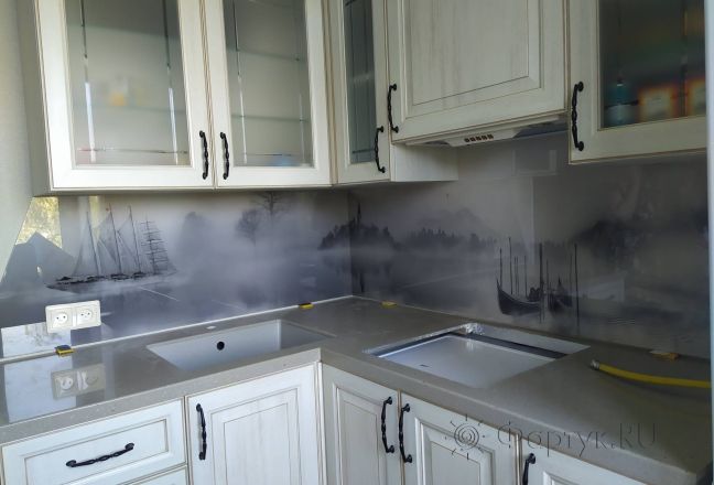 Фартук для кухни фото: корабли в тумане, заказ #ИНУТ-10147, Белая кухня. Изображение 300056