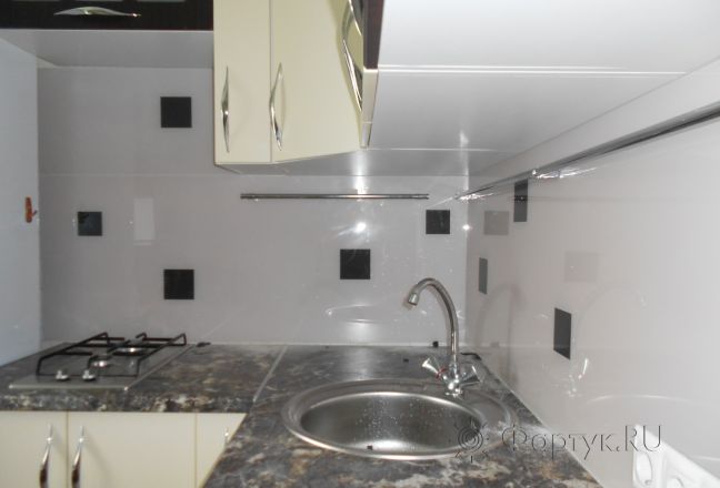 Фартук для кухни фото: коричневые квадраты на бежевом фоне, заказ #УТ-1502, Белая кухня. Изображение 110712