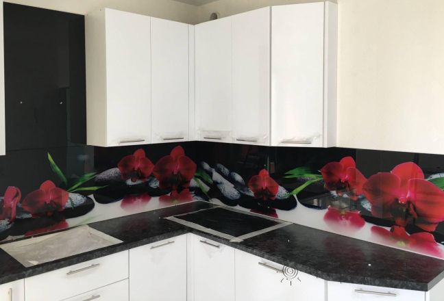 Фартук для кухни фото: красные орхидеи, заказ #КРУТ-2078, Белая кухня. Изображение 186408