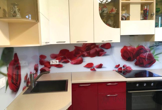 Скинали фото: красные розы и опавшие лепестки на белом фоне, заказ #КРУТ-259, Красная кухня.