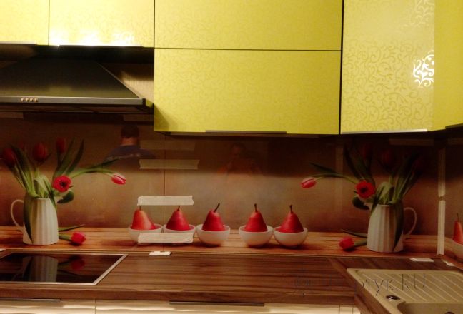 Фартук с фотопечатью фото: красные тюльпаны и чаши с грушами, заказ #ИНУТ-402, Коричневая кухня. Изображение 198270