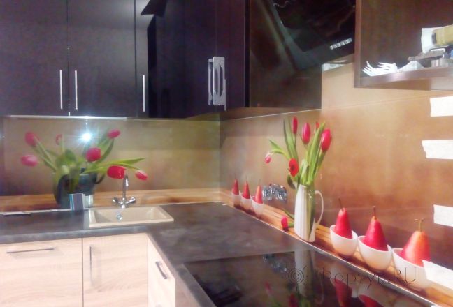 Фартук с фотопечатью фото: красные тюльпаны и чаши с грушами, заказ #ИНУТ-1206, Коричневая кухня. Изображение 198270
