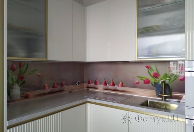 Фартук для кухни фото: красные тюльпаны и чаши с грушами, заказ #ИНУТ-12324, Белая кухня. Изображение 198270