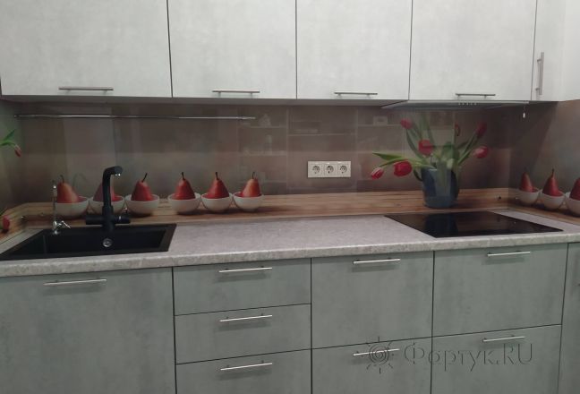 Стеновая панель фото: красные тюльпаны и чаши с грушами, заказ #ИНУТ-13231, Серая кухня. Изображение 198270