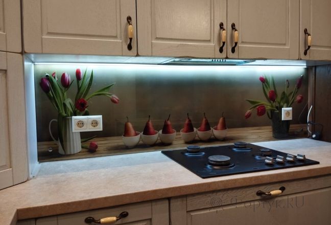 Стеновая панель фото: красные тюльпаны и чаши с грушами, заказ #ИНУТ-17573, Серая кухня. Изображение 198270