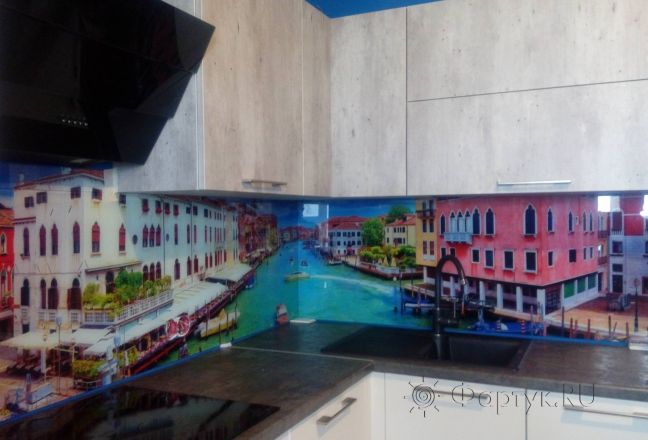 Стеновая панель фото: красочный канал гранде в венеции, панорамный вид, италия, заказ #ИНУТ-1187, Серая кухня.