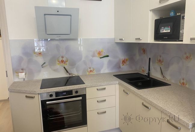 Стеновая панель фото: крупные белые орхидеи, заказ #КРУТ-3236, Серая кухня. Изображение 80516