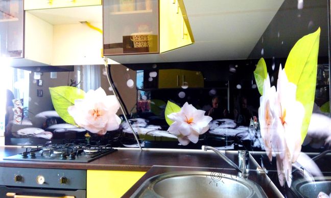 Скинали для кухни фото: крупные цветы на камнях, заказ #УТ-2013, Желтая кухня.