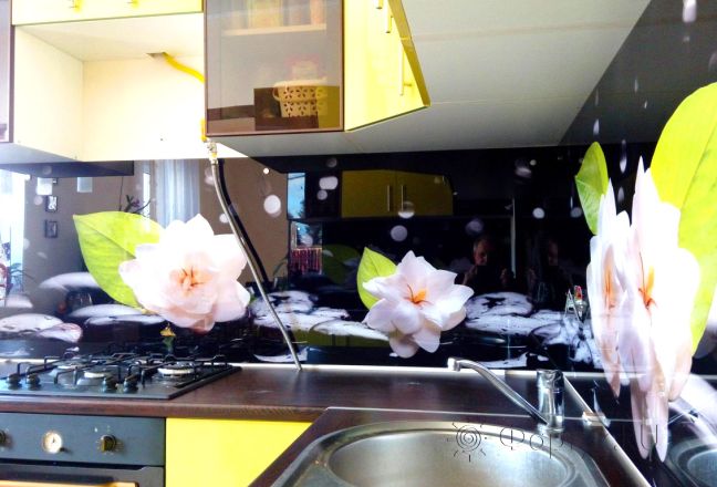Скинали для кухни фото: крупные цветы на камнях, заказ #УТ-2013, Желтая кухня.