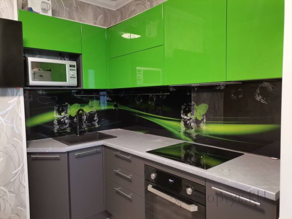 Стеновая панель фото: кубики льда с ароматной мятой на черном фоне с зелеными волнами, заказ #ИНУТ-8361, Серая кухня.