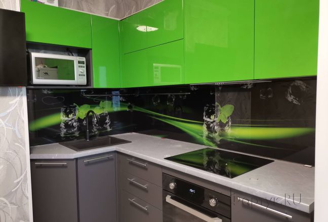 Стеновая панель фото: кубики льда с ароматной мятой на черном фоне с зелеными волнами, заказ #ИНУТ-8361, Серая кухня.