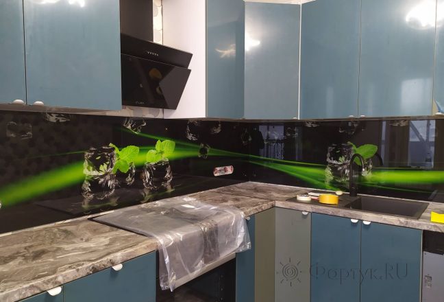 Стеклянная фото панель: кубики льда с ароматной мятой на черном фоне с зелеными волнами, заказ #ИНУТ-8568, Синяя кухня. Изображение 300592