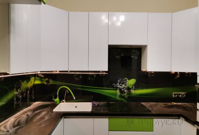 Фартук для кухни фото: кубики льда с ароматной мятой на черном фоне с зелеными волнами, заказ #ИНУТ-9955, Белая кухня. Изображение 300592