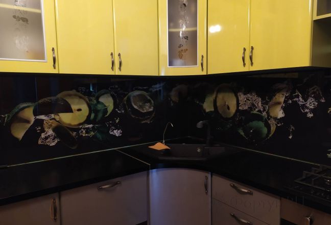Скинали для кухни фото: лайм в воде, заказ #ИНУТ-5293, Желтая кухня. Изображение 265842