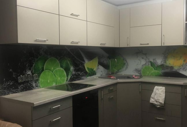 Стеновая панель фото: лаймы и лимоны в брызгах воды, заказ #КРУТ-1149, Серая кухня. Изображение 249066