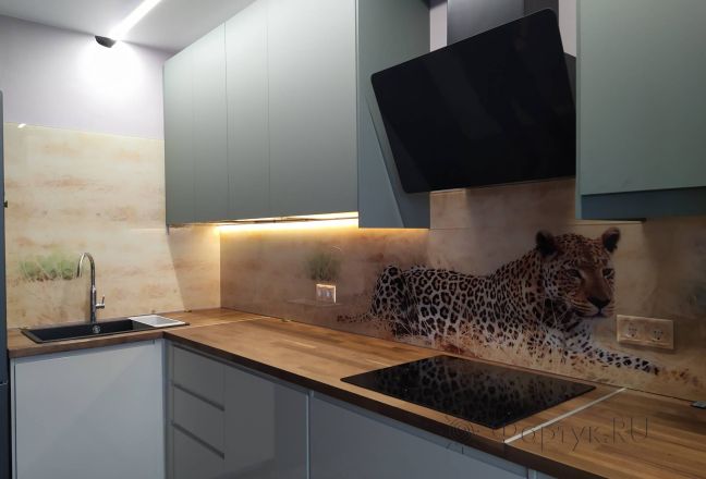 Стеновая панель фото: леопард в саванне, заказ #ИНУТ-9061, Серая кухня.