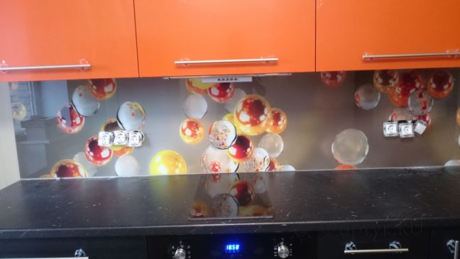 Фартук стекло фото: летящие шарики, заказ #КРУТ-010, Оранжевая кухня.