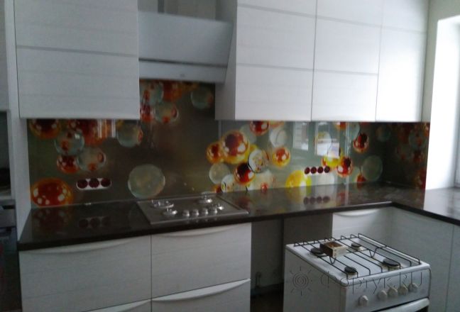 Фартук для кухни фото: летящие шарики, заказ #ИНУТ-373, Белая кухня. Изображение 110408