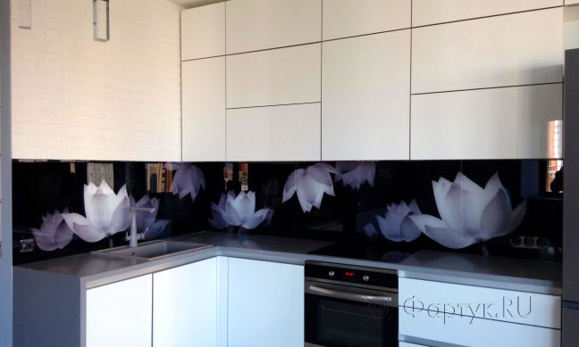 Фартук для кухни фото: лилии на черном, заказ #УТ-951, Белая кухня.