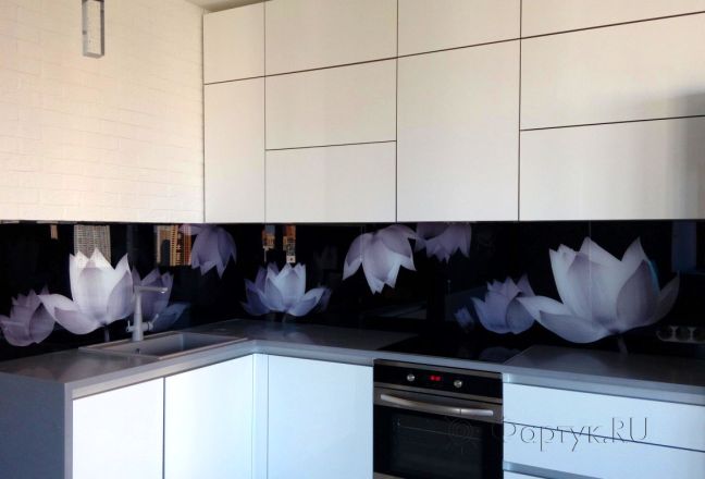 Фартук для кухни фото: лилии на черном, заказ #УТ-951, Белая кухня.