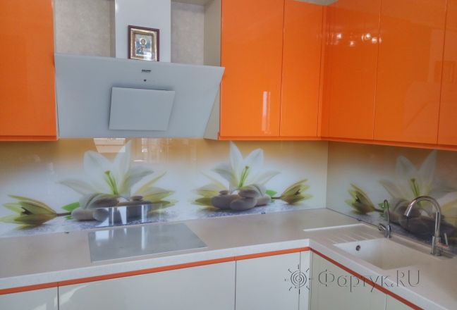 Фартук стекло фото: лилии на камнях, заказ #РРУТ-010, Оранжевая кухня.