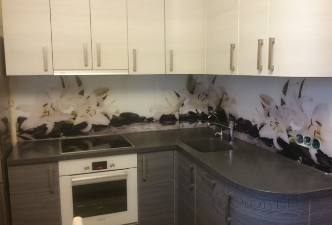 Стеновая панель фото: лилии на камнях у воды., заказ #УТ-2049, Серая кухня. Изображение 180948
