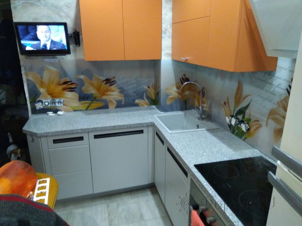 Фартук стекло фото: лилии на сером фоне, заказ #ИНУТ-193, Оранжевая кухня.