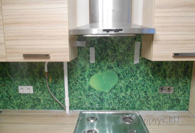 Фартук с фотопечатью фото: лист на зеленой траве, заказ #SK-1227, Коричневая кухня.