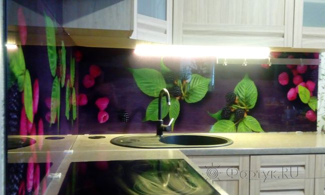 Фартук с фотопечатью фото: малина на темно-сером фоне, заказ #ИНУТ-380, Коричневая кухня.