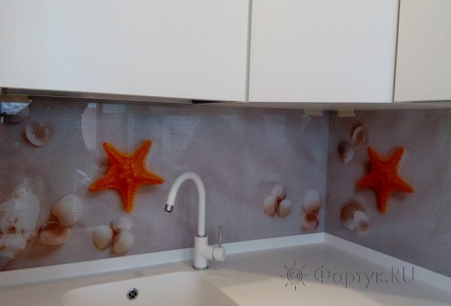 Фартук для кухни фото: морские звезды на песке, заказ #УТ-1711, Белая кухня. Изображение 184102