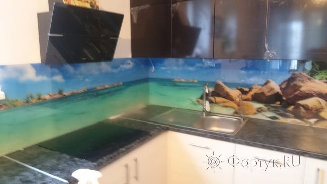 Фартук для кухни фото: морской пейзаж- камни,пальмы  и песок., заказ #КРУТ-040, Белая кухня.