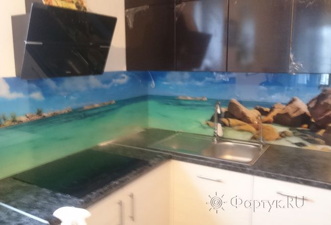 Фартук для кухни фото: морской пейзаж- камни,пальмы  и песок., заказ #КРУТ-040, Белая кухня. Изображение 183668