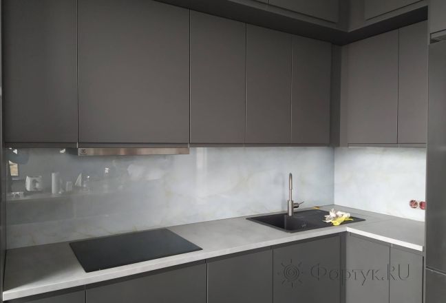 Стеновая панель фото: мрамор белый с золотом, заказ #ИНУТ-10528, Серая кухня. Изображение 321908
