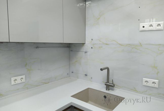 Стеновая панель фото: мрамор белый с золотом, заказ #ИНУТ-17208, Серая кухня. Изображение 321908